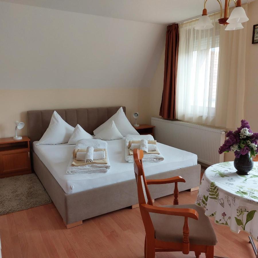 Erika Apartmanhazak ヘーヴィーズ エクステリア 写真