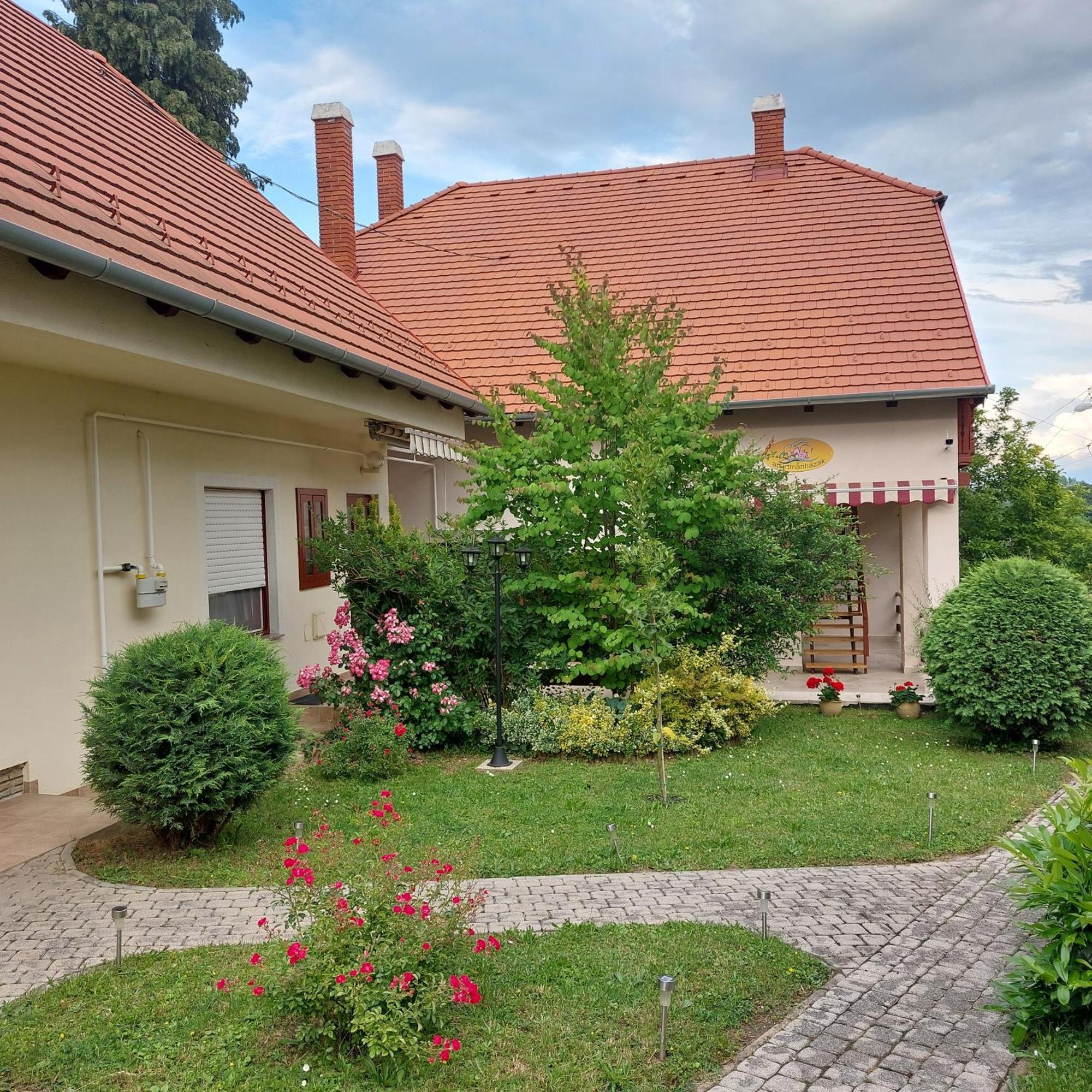 Erika Apartmanhazak ヘーヴィーズ エクステリア 写真